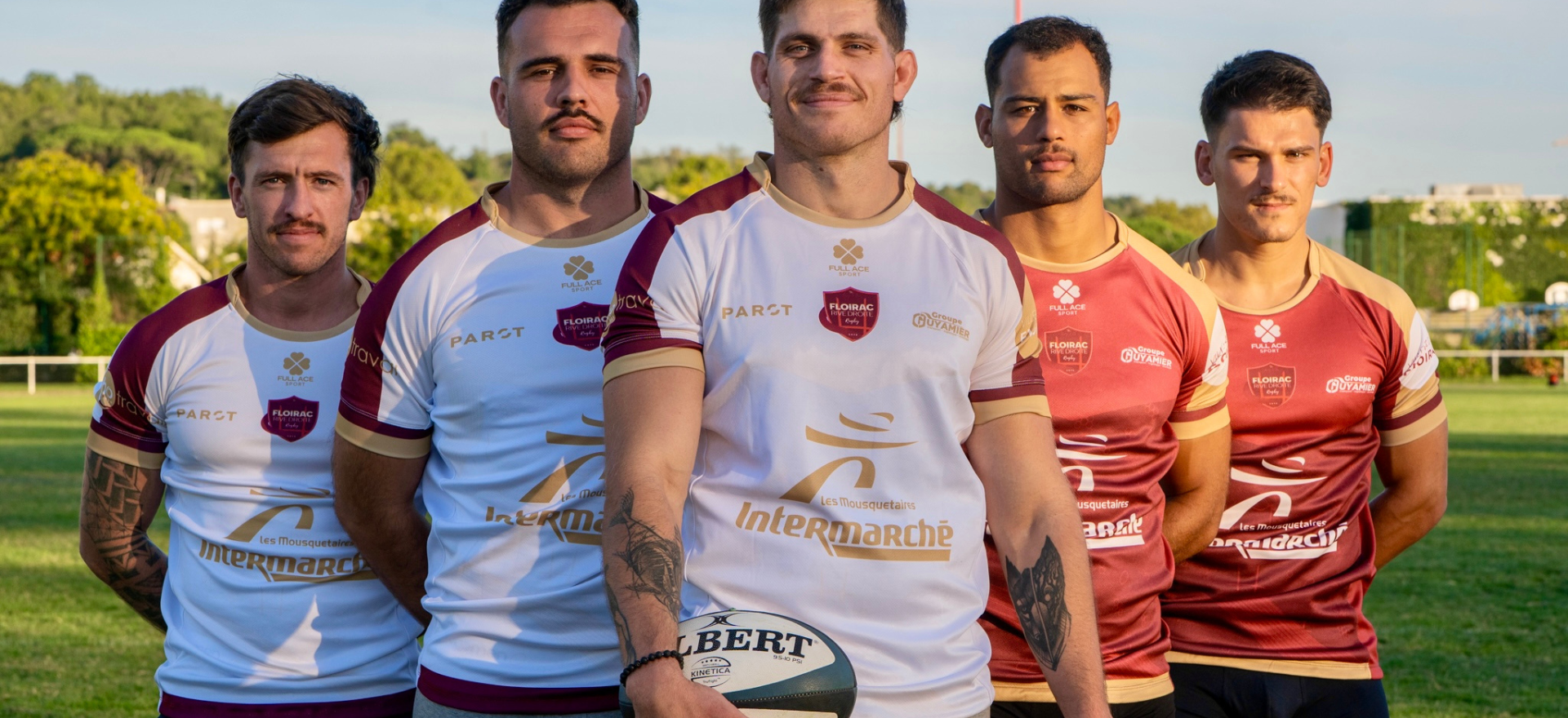 Portrait officiel : cinq joueurs Floirac Rugby portent leur maillot de match avec les logos des partenaires