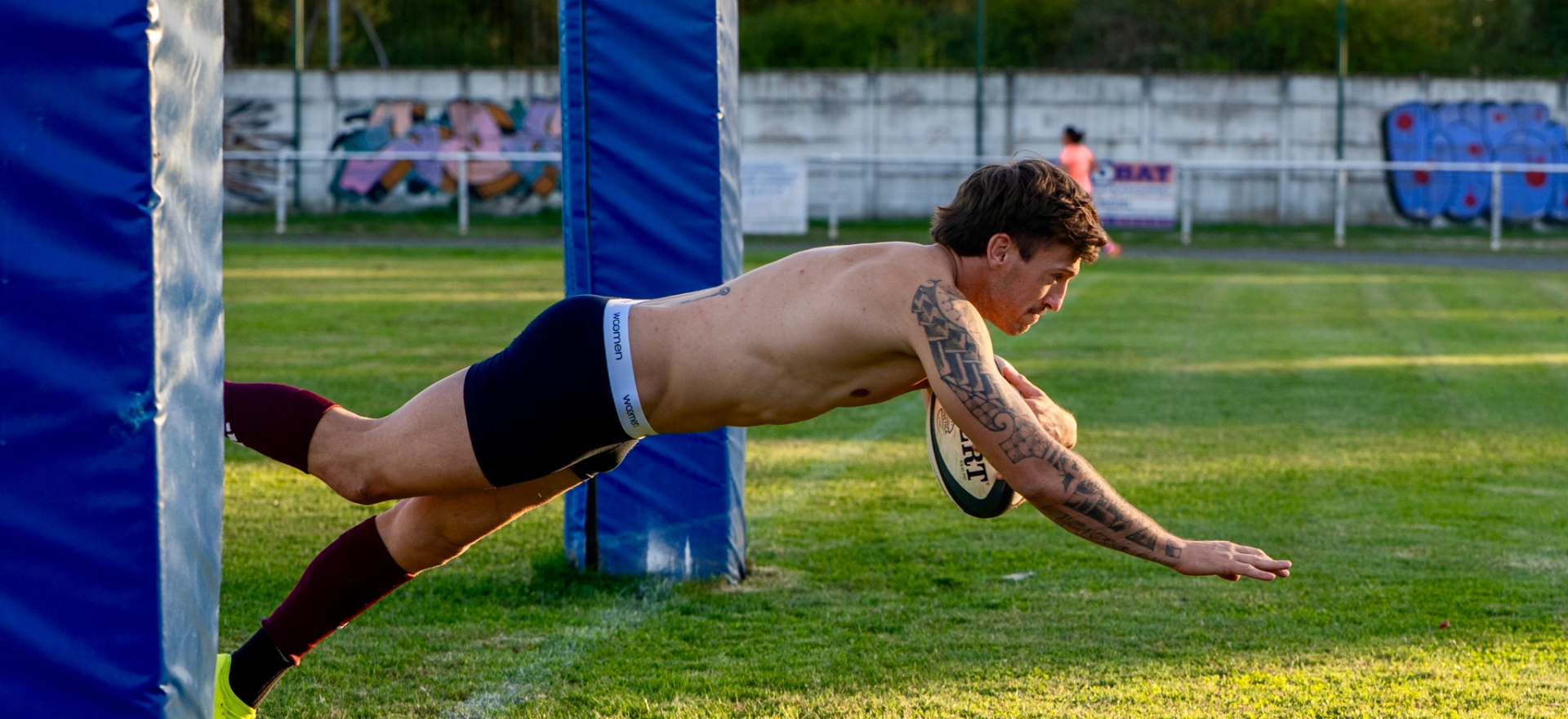 Joueur Floirac Rugby concentré au vestiaire, en boxer woemen gris coton bio et confortable